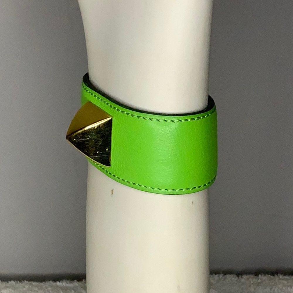 Hermès Courcheval Medor Bracelet in Kelly Green Leather (7.5in) [In Box] - Picture 3 of 8